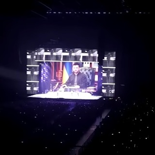 Kifütyülték Volodimir Zelenszkijt Rod Stewart budapesti koncertjén