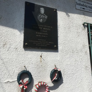 Az Orbán-rendszer az egyik legnagyobb hazaárulót mentegeti, sőt, már magasztalja