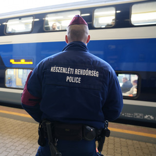 Ellepik a rendőrök Magyarországon is a vonatokat és a pályaudvarokat
