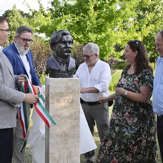 Móricz Zsigmond mellszobrot avattak Kápolnásnyéken - fotó