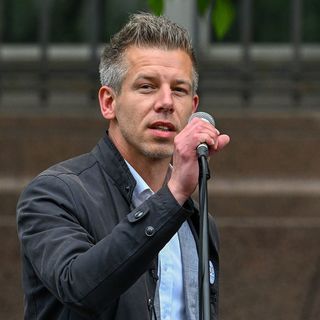 Magyar Péter "a magyar emberek képviseletében" Kijevbe utazik