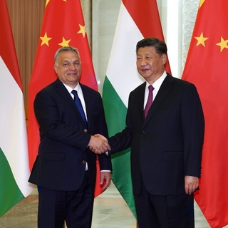 Orbán úgy rohangál a világban, mint egy bekábítószerezett macska