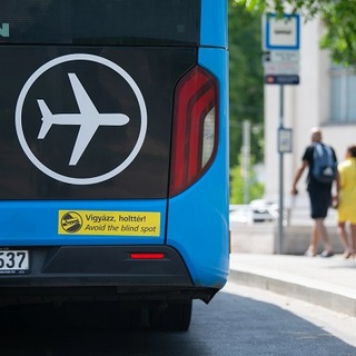 Megjelentek a holttérre figyelmeztető matricák