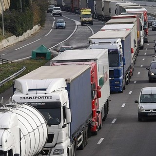 ÉKM: éjszakára felfüggesztik a kamionstopot a hétvégén