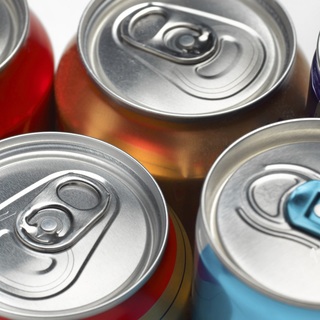 Szigorítana a kormány: 18 év alattiak ne vehessenek energiaitalt