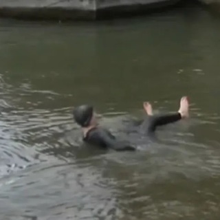 A korábban undorítónak tartott Szajnában fürdött egyet a francia sportminiszter