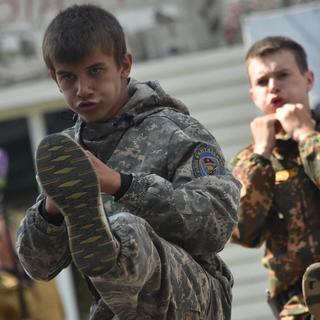 Nyáron is harcra, nevelik az orosz gyerekeket, már a megszállt ukrán területeken is