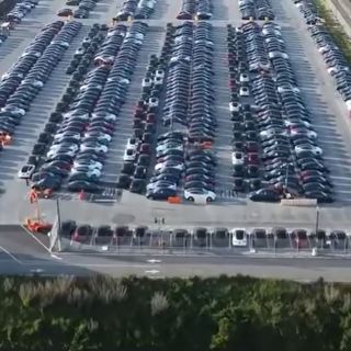 Már az űrből is látszik a sok eladatlan Tesla