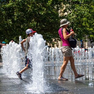 Magas hőmérséklet és nagyon erős UV-B-sugárzás várható szerdáig