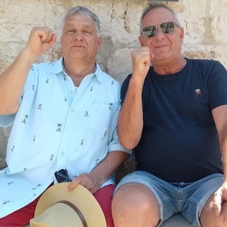 Ökölbe szorított kézzel nyaral Horvátországban Orbán Viktor