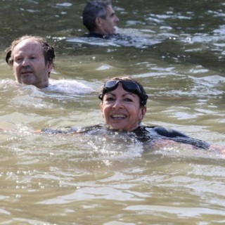 Párizs polgármestere is fürdött egyet a piszkos Szajnában