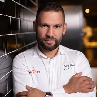 Rácz Jenő a Lupán újított be