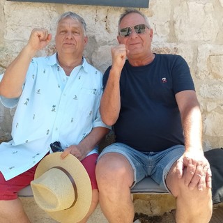 Orbán nyaralás közben is harcol