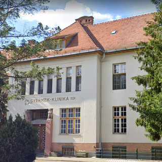 Klíma helyett ventilátorokat, sötétítőnek plédeket vittek a szülők a debreceni gyermekklinikára