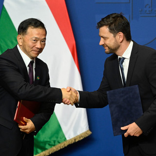 Ki kell adni a közmédia kínai szerződéseit