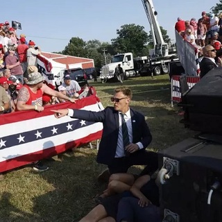 Eltemették a tűzoltót, akit a Trumpnak szánt golyó ölt meg
