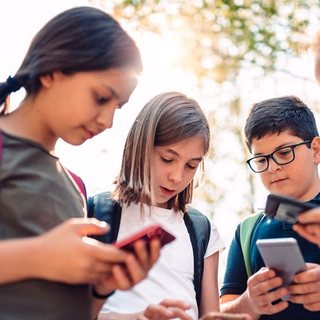 Gyerek mehet, telefon marad