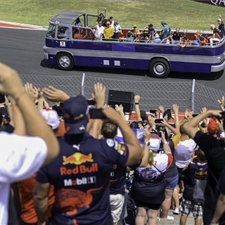 Négyes karambol az M7-esen, kirajzottak a szurkolók az M3-asra