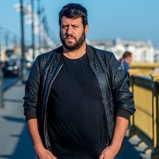 Megütötte Puzsért a Pesti Srácok újságírója