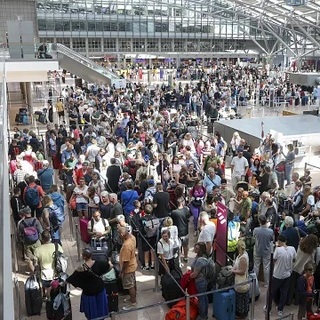 Kezd magához térni a világ a „kék halál" után, a repülőtereken is stabilizálódni látszik a helyzet