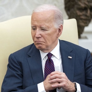 Több mint félszáz korábbi magas rangú demokrata kormányzati tisztségviselő sürgette Joe Bident visszalépésre