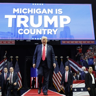 Donald Trump szigorított biztonsági intézkedések közepette tartotta a merényletkísérlet utáni első választási gyűlését