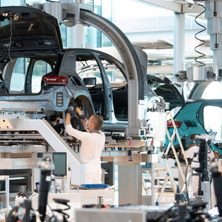 Nem a közpénzek elszórása, hanem a kereslet-kínálathoz visszatérés segítene a magyar iparon