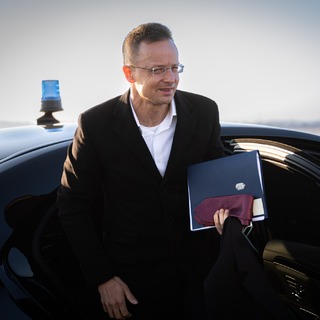 Szijjártó Péter: páncélmellény fel, össztűzre felkészülni, irány Brüsszel!