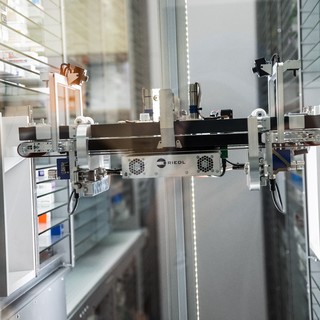 Patikarobot állt munkába a Semmelweis Egyetem gyógyszertárában – fotó