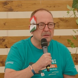 Németh Zsolt Hajrá, magyarok! matricát ragasztott a fülére Tusványoson