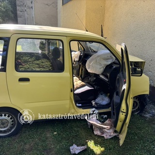 Házfalnak ütközött egy autó Nagyatádon, utasa meghalt