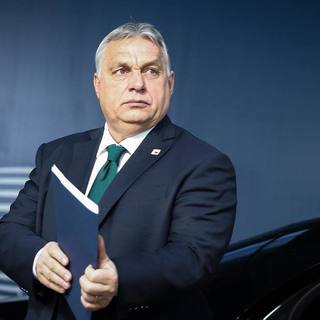 Orbán élvezi a törvényen kívüli szerepet