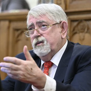 Káslernek meg sem kottyant az 50 fokos műtő, operált rendületlenül