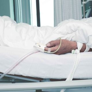 Havi 440 ezerért emelt szintű ápolás helyett kikötözték az ágyhoz az idős férfit