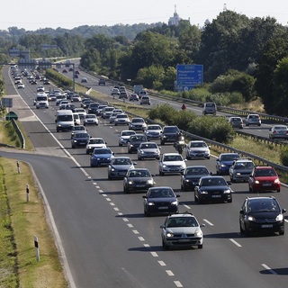 Áll a forgalom egy kigyulladt autó miatt az M7-esen a Kőröshegyi völgyhídnál