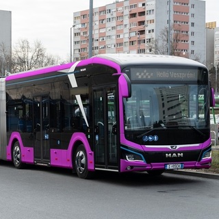 Veszprémben áll forgalomba Magyarország első elektromos csuklós autóbusza
