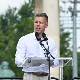 Az MSZP tollával ékeskedik Magyar Péter