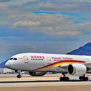 Megérkezett az első menetrend szerinti légijárat Budapestre a kínai Sencsenből