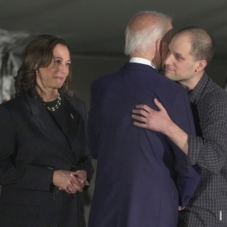 Egészségügyi felülvizsgálatra Texasba szállították a fogolycsere révén kiszabadult amerikaiakat