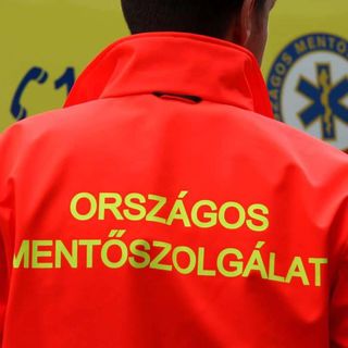 Megfenyegette a mentősöket egy férfi miközben ellátták