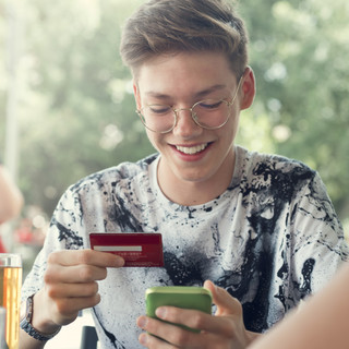 Egy felmérés szerint rekordszintre emelkedett a fiatalok személyes jövedelme