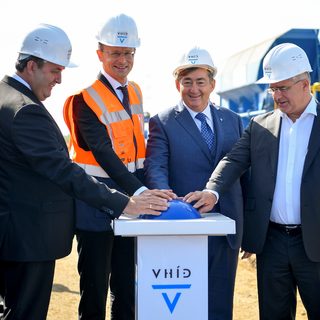 Mészáros Lőrinc cége magasról tesz a kormányra