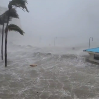 Hurrikán érte el Floridát százezreknél áramkimaradást okozva