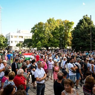 Tüntettek Pakson az atomerőmű bevételeit elvonó kormányrendelet miatt