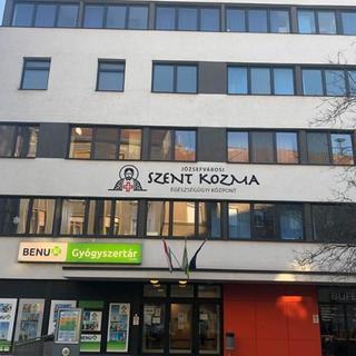 Már hajnalban a szomszéd utcáig áll a sor a józsefvárosi rendelőintézet előtt