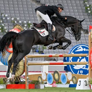 Búcsúzik a lovaglásos öttusa