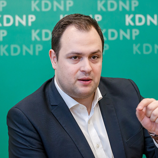 Szakállas nők és nadrágból kilógó nemi szervek miatt borult ki a KDNP politikusa