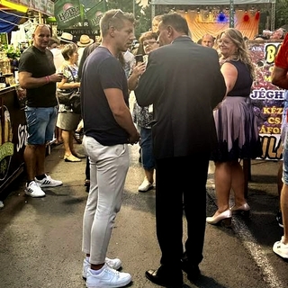 Kellemetlen helyzetbe hozta magát Magyar Péter a Csángó Fesztiválon