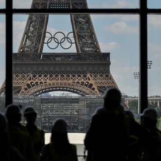 Kiürítették az Eiffel-tornyot - pánik az olimpia záróünnepsége előtt