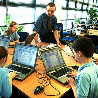 CKP: halasszák el az informatikai eszközök iskolai használatáról szóló rendelet bevezetését